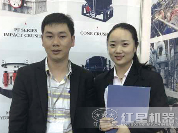 王老板與銷售經(jīng)理合影 王老板與銷售經(jīng)理合影