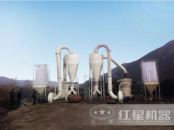 河北某鉀長石磨粉機(jī)工作現(xiàn)場 河北某鉀長石磨粉機(jī)工作現(xiàn)場