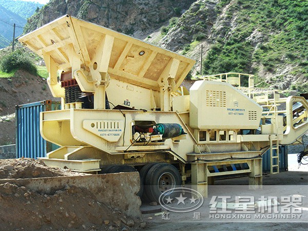 配制砂機(jī)的青石移動碎石機(jī) 配制砂機(jī)的青石移動碎石機(jī)