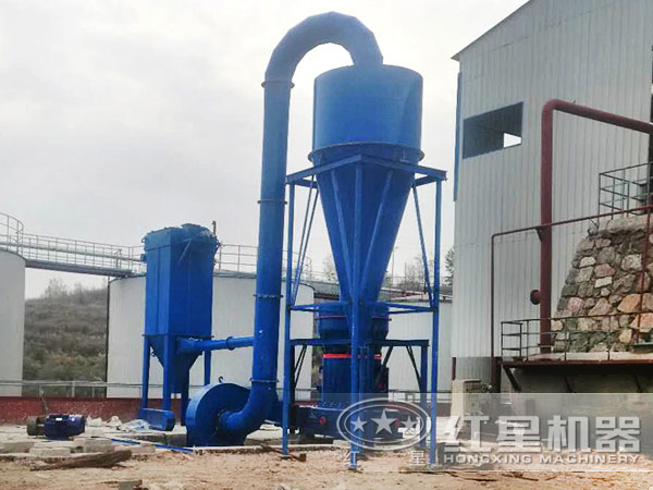 江西某石灰石磨粉加工現(xiàn)場 江西某石灰石磨粉加工現(xiàn)場