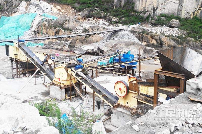 整套時產(chǎn)300-500t的石英砂制砂生產(chǎn)線現(xiàn)場 整套時產(chǎn)300-500t的石英砂制砂生產(chǎn)線現(xiàn)場