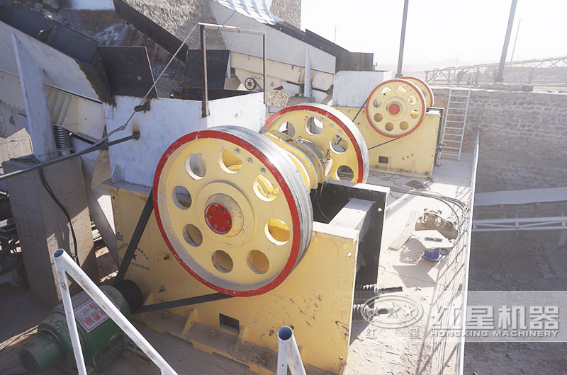 時產(chǎn)300-500t石英砂制砂現(xiàn)場 時產(chǎn)300-500t石英砂制砂現(xiàn)場