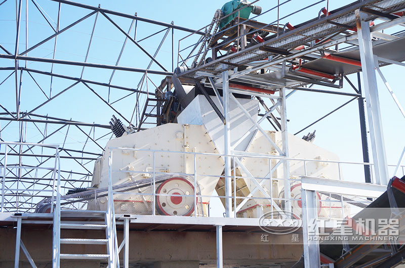 石英砂制砂現(xiàn)場 石英砂制砂現(xiàn)場