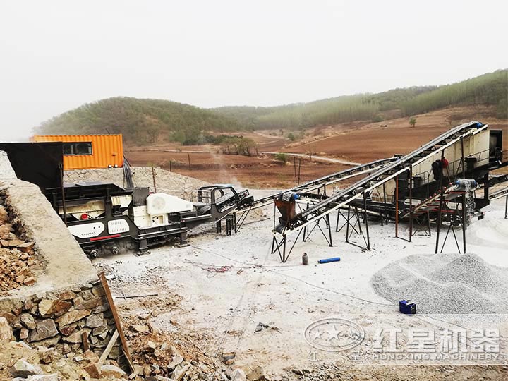 時(shí)產(chǎn)200噸河卵石移動(dòng)破碎生產(chǎn)線現(xiàn)場 時(shí)產(chǎn)200噸河卵石移動(dòng)破碎生產(chǎn)線現(xiàn)場