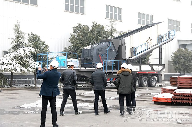 車載流動(dòng)碎石機(jī)廠家價(jià)格實(shí)惠，客戶現(xiàn)場參觀