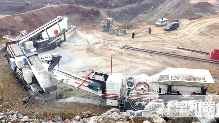 履帶移動顎破機+履帶移動圓錐破+履帶振動篩一體機三臺設(shè)備聯(lián)合作業(yè)