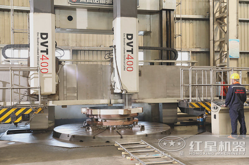 紅星履帶式移動(dòng)石子破碎機(jī)大型化廠房