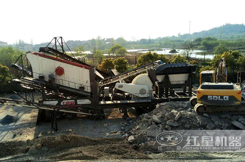 搭配時產350噸錘式破碎機的移動破碎站 搭配時產350噸錘式破碎機的移動破碎站