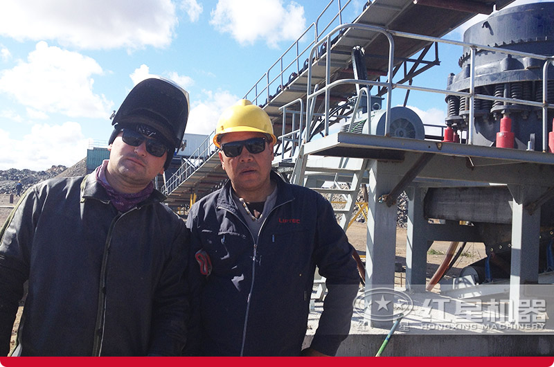 南非時產500噸青石破碎項目現場:與用戶合影