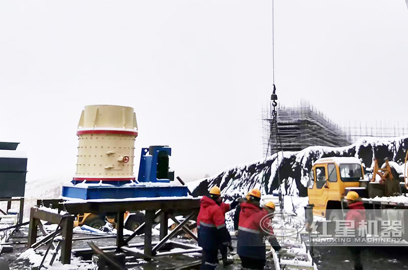 河北時產100噸的立式復合破碎機安裝現場二 河北時產100噸的立式復合破碎機安裝現場二