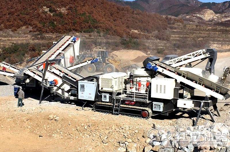 三臺作業(yè)的建筑垃圾破碎站 三臺作業(yè)的建筑垃圾破碎站