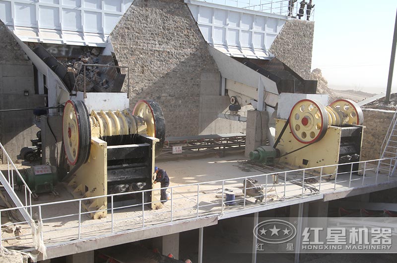 顎式破碎機(jī)作業(yè)現(xiàn)場(chǎng)實(shí)拍圖 顎式破碎機(jī)作業(yè)現(xiàn)場(chǎng)實(shí)拍圖