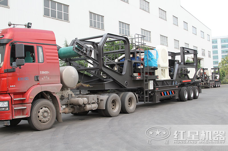 小型移動石頭粉碎機(jī)直接開往客戶現(xiàn)場 小型移動石頭粉碎機(jī)直接開往客戶現(xiàn)場