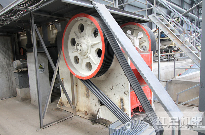 日產3000噸碎石機工作現場圖 日產3000噸碎石機工作現場圖