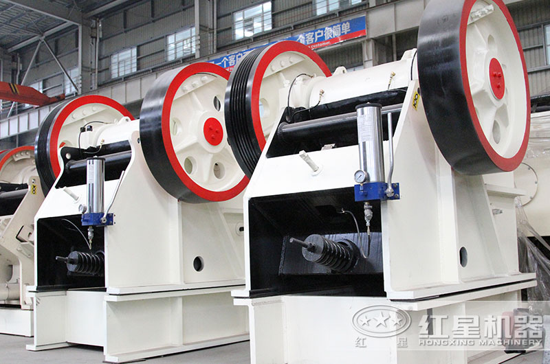 顎式破碎機(jī)圖片 顎式破碎機(jī)圖片