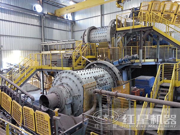 球磨機(jī)工作現(xiàn)場(chǎng) 球磨機(jī)工作現(xiàn)場(chǎng)