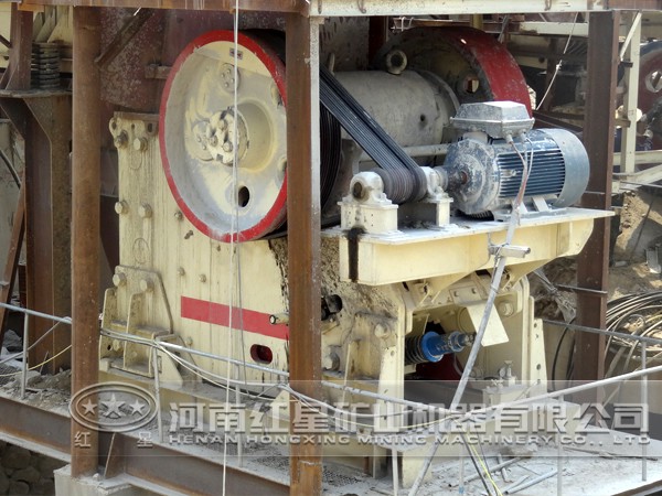 浮石顎式破碎設(shè)備現(xiàn)場圖 浮石顎式破碎設(shè)備現(xiàn)場圖