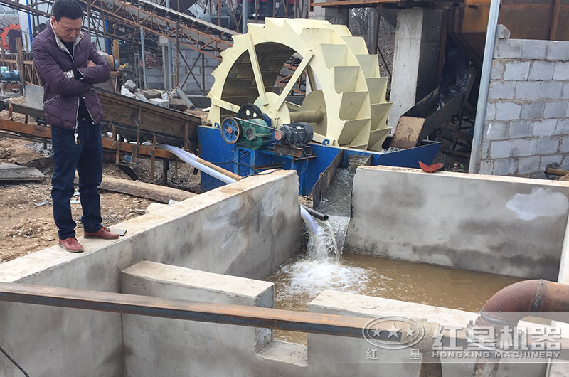 輪斗式洗砂機(jī)作業(yè)現(xiàn)場 輪斗式洗砂機(jī)