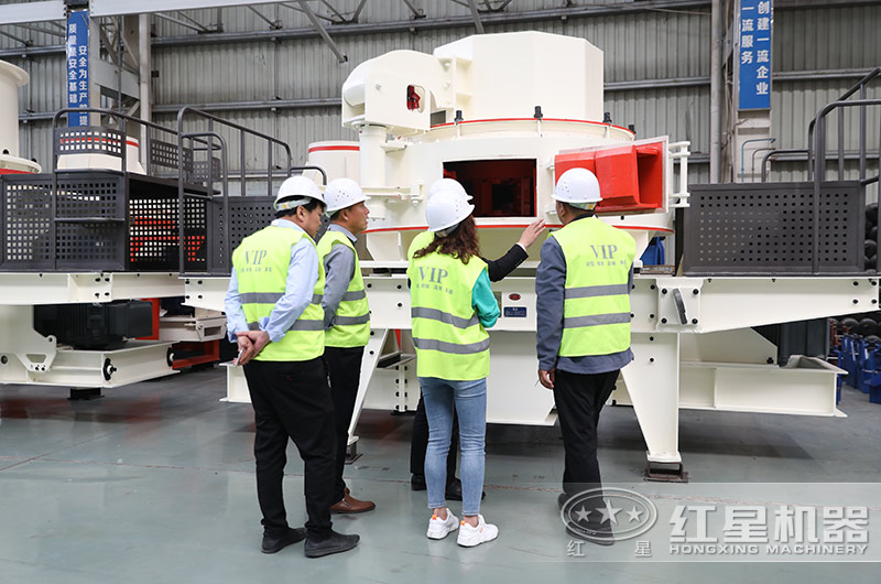 客戶來廠參觀05石子制砂機(jī)設(shè)備 客戶來廠參觀05石子制砂機(jī)設(shè)備