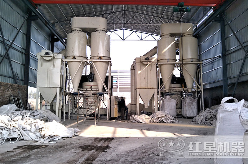 粘土磨粉加工現(xiàn)場(chǎng) 粘土磨粉加工現(xiàn)場(chǎng)