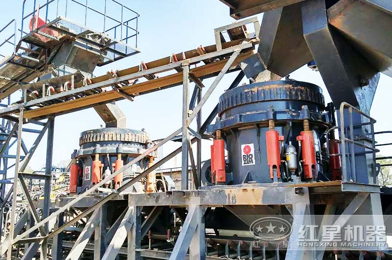 300圓錐破碎機(jī)作業(yè)現(xiàn)場實(shí)拍 300圓錐破碎機(jī)作業(yè)現(xiàn)場實(shí)拍