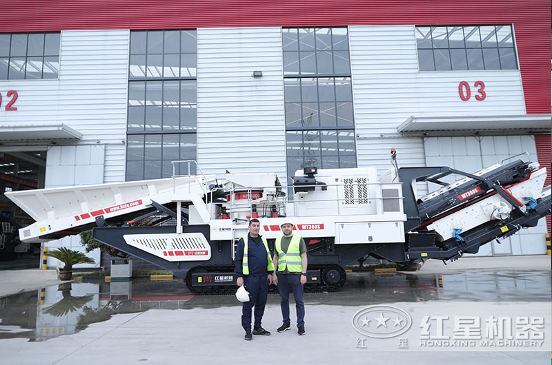 客戶與定制的移動破碎機合影 客戶與定制的移動破碎機合影