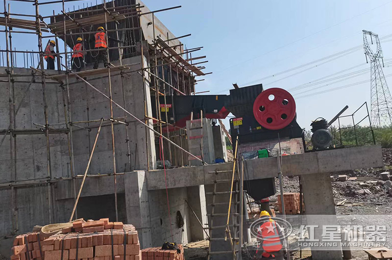 鄂式破碎機(jī)安裝現(xiàn)場(chǎng) 鄂式破碎機(jī)安裝現(xiàn)場(chǎng)