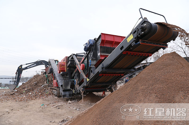 履帶移動石子破碎機作業(yè)現(xiàn)場 履帶移動石子破碎機作業(yè)現(xiàn)場