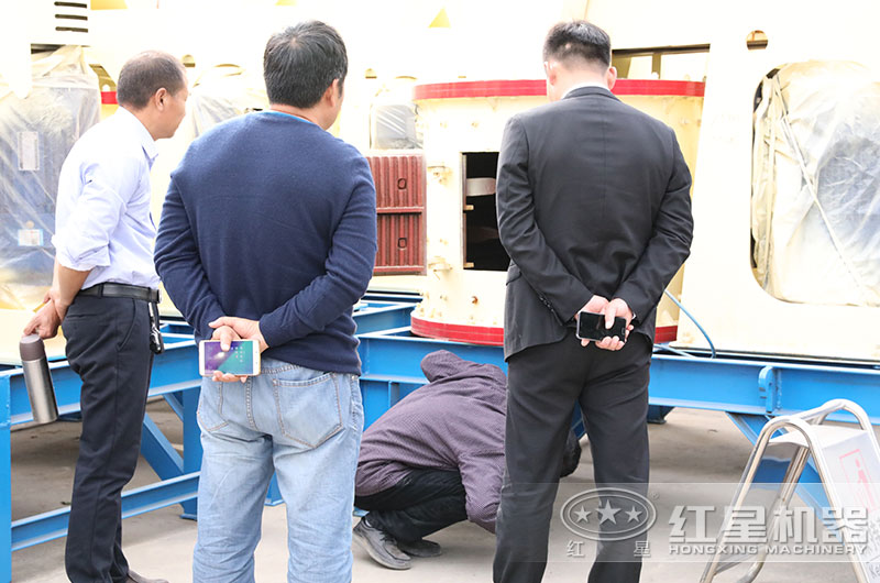 客戶來廠考察復合破碎機設備 客戶來廠考察復合破碎機設備