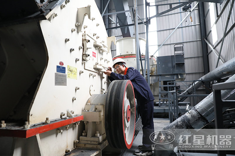 紅星技術(shù)員為客戶檢修錘破機設(shè)備 紅星技術(shù)員為客戶檢修錘破機設(shè)備