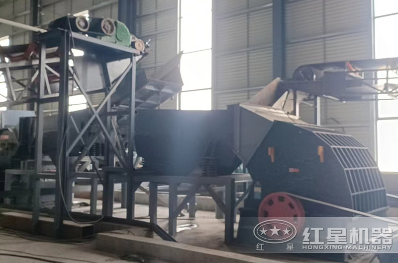 錘式破碎機現(xiàn)場 錘式破碎機現(xiàn)場