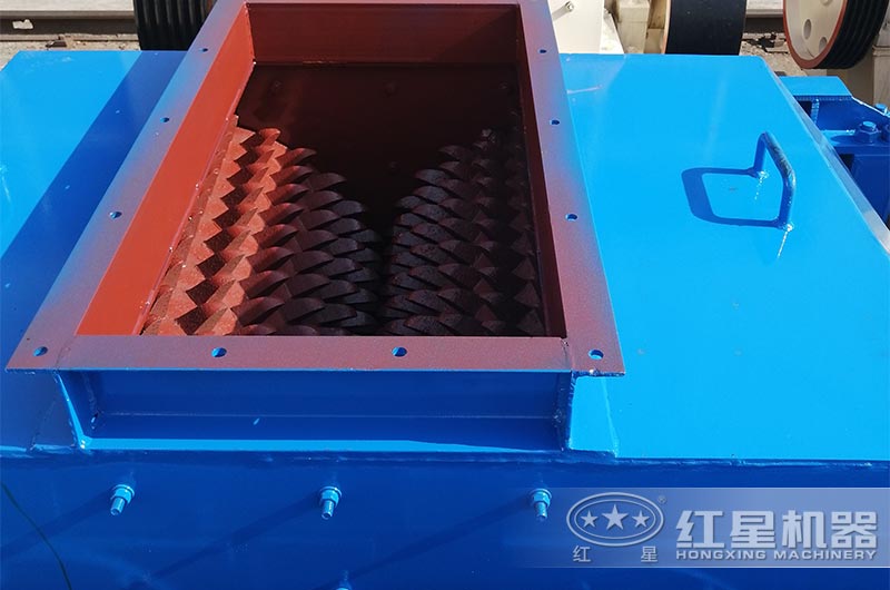 狼牙破碎機齒輥局部細節(jié)展示 狼牙破碎機齒輥局部細節(jié)展示