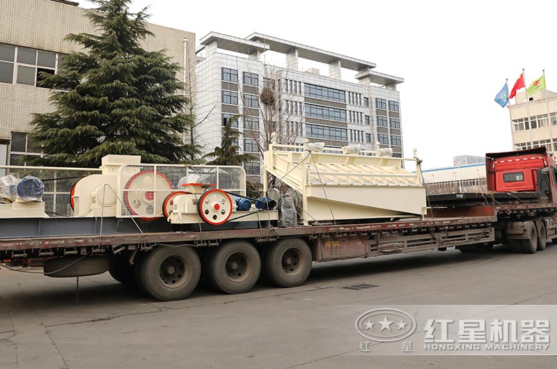 對輥制砂機裝車發(fā)貨中 對輥制砂機裝車發(fā)貨中